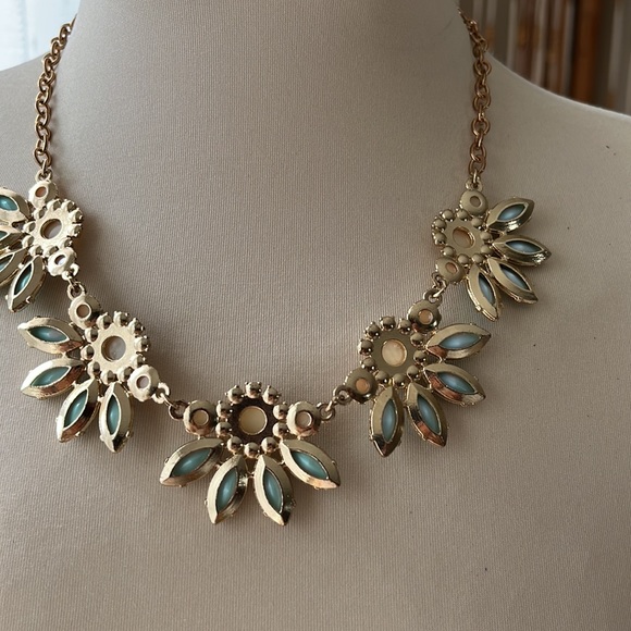 Charming Charlie statement necklace in a turquoise blue - Picture 6 of 9